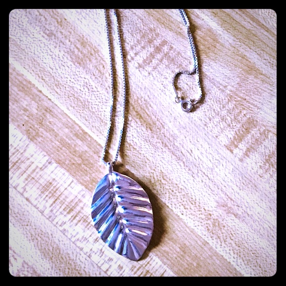 🎁 SS Leaf Pendent & Chain - Picture 3 of 6